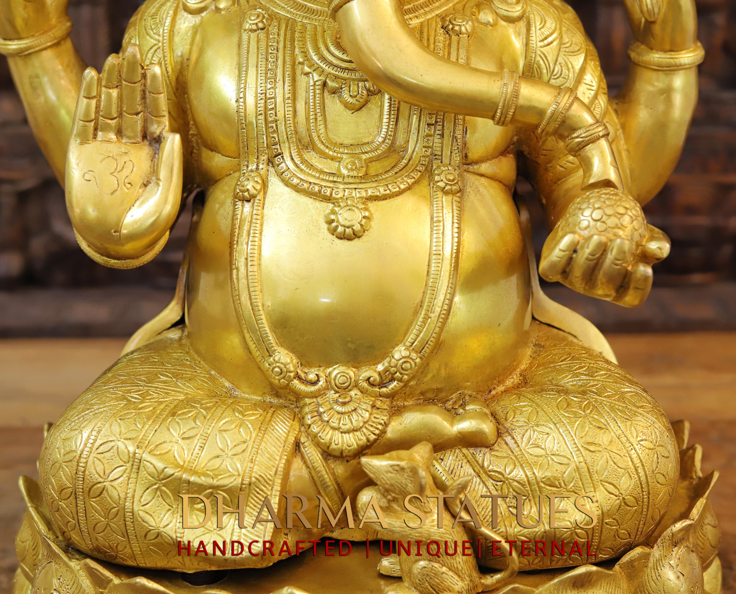 チベットの碑文が刻まれた逆さの蓮華座に座る真鍮のガネーシャ像