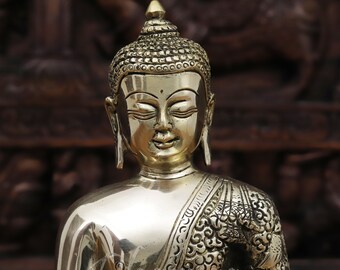 瞑想の姿勢で座る花のエンボス加工が施された真鍮製の薬師如来像