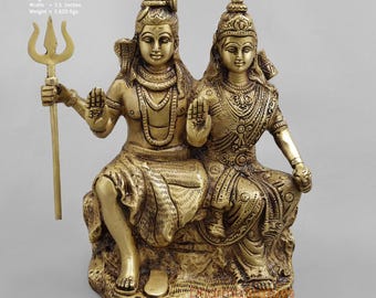 Puede incluir: Estatua de latón que representa dos figuras sentadas. Una figura sostiene un tridente. La estatua mide aproximadamente 21,6 cm de alto, 19,1 cm de largo y 8,9 cm de ancho. El peso es de 2,620 kg. El texto "Dharma Statues" es visible.