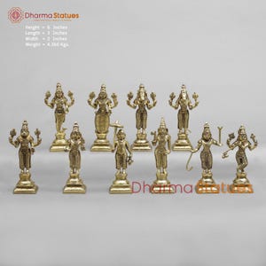 Könnte beinhalten: Eine Sammlung von Dharma-Statuen aus Messing, jeweils etwa 15 cm hoch. Die Statuen zeigen verschiedene Figuren mit aufwendigen Details, die auf Sockeln stehen. Der Text "Dharma Statues" ist enthalten.