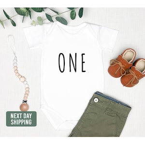 Erster Geburtstags-Strampelanzug --Minimalistischer Geburtstags-Strampler--Geburtstag Baby Geschenk-Ein Jahr Geschenk-Erster Geburtstag Shirt-Gender Neutral Geburtstag Shirt