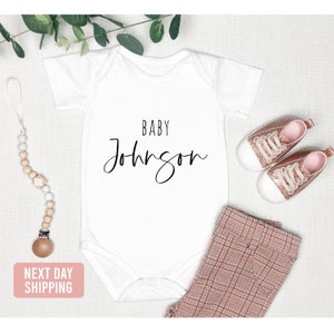 Body de anuncio de bebé® - Próxima llegada de un bebé - Regalo para bebé de género neutro - Anuncio de embarazo - Revelación sencilla del bebé - Body con apellido®
