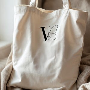 Jutebeutel mit Initiale & Schmetterlingsmotiv – personalisierte Stofftasche – nachhaltiges Geschenk für Frauen, Freundinnen, Lehrerinnen