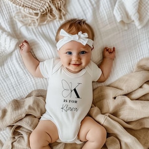 Personalisierter Baby Body mit Name & Initiale – Geschenk zur Geburt – Boho Babybody – Babygeschenk Mädchen – Schmetterling und Rosen Design