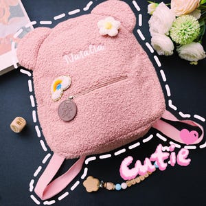 Sac à dos floral élégant pour tout-petits, nom personnalisé brodé avec précision. Un indispensable de la rentrée, une option cadeau chic !
