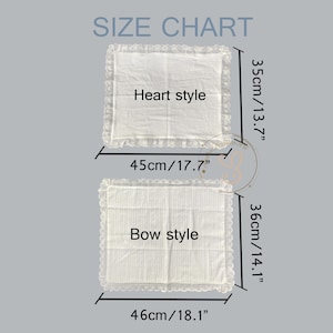 Puede incluir: Una tabla de tallas para dos alfombrillas rectangulares blancas con borde de encaje. La alfombrilla superior etiquetada como Heart style mide 45 cm de ancho por 35 cm de alto. La inferior etiquetada como Bow style mide 46 cm de ancho por 36 cm de alto.