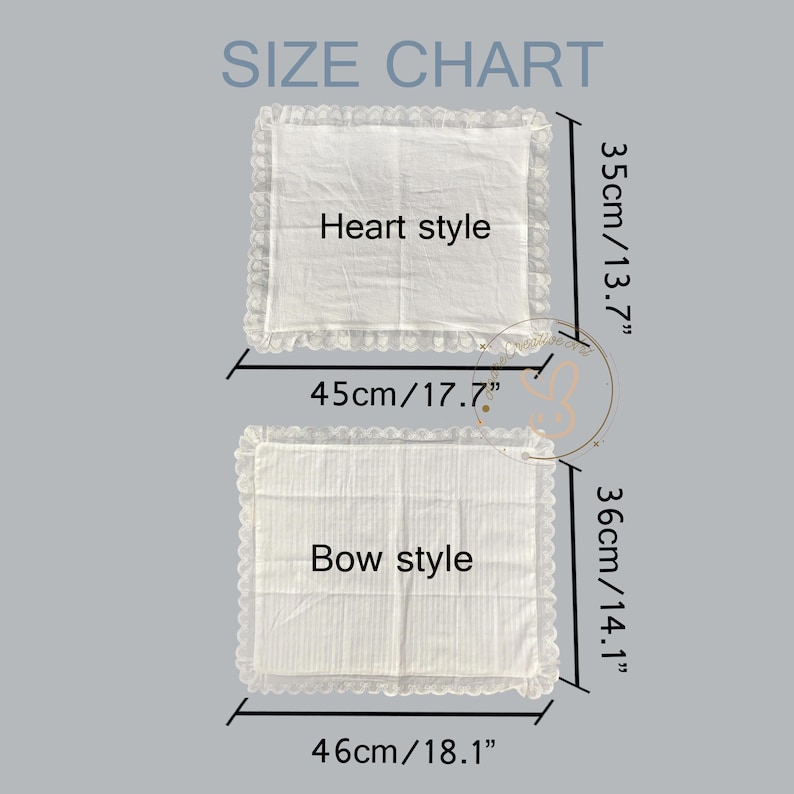 Puede incluir: Una tabla de tallas para dos alfombrillas rectangulares blancas con borde de encaje. La alfombrilla superior etiquetada como Heart style mide 45 cm de ancho por 35 cm de alto. La inferior etiquetada como Bow style mide 46 cm de ancho por 36 cm de alto.