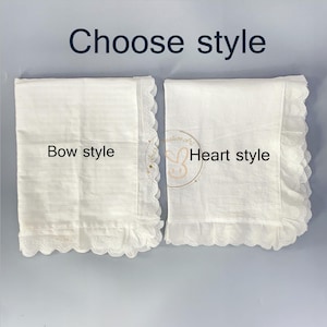 Puede incluir: Dos piezas de tela rectangulares blancas con bordes de encaje festoneado. La pieza izquierda presenta un patr&oacute;n de lazos a lo largo del borde etiquetado "Bow style" y la derecha un patr&oacute;n de corazones etiquetado "Heart style". Texto: "Choose style".