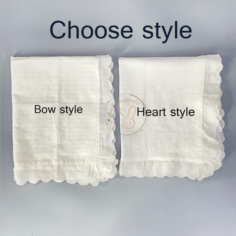 Puede incluir: Dos piezas de tela rectangulares blancas con bordes de encaje festoneado. La pieza izquierda presenta un patr&oacute;n de lazos a lo largo del borde etiquetado "Bow style" y la derecha un patr&oacute;n de corazones etiquetado "Heart style". Texto: "Choose style".