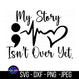 Puede incluir: Dise&ntilde;o gr&aacute;fico en blanco y negro con el texto "My Story Isn't Over Yet." El dise&ntilde;o incluye un punto y coma, una l&iacute;nea de latidos del coraz&oacute;n y una forma de coraz&oacute;n. La parte inferior de la imagen muestra "SVG - DXF - PNG - JPEG."