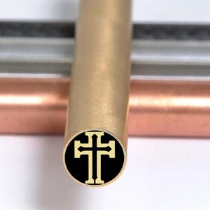 Spilla per coltello a mosaico incrociato: dettaglio manico in ottone, fibra e acciaio