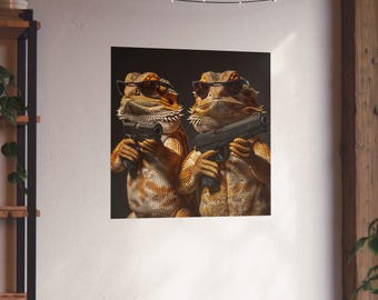 Póster de dragones barbudos de negro con armas n.º 2 // Arte mural de dragón barbudo con pistola // Póster humorístico sobre reptiles // Arte mural de lagartos // Animal divertido