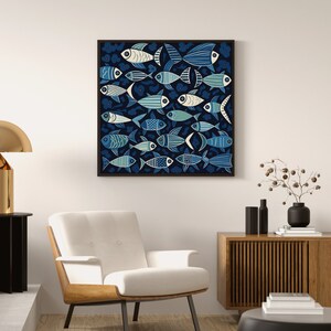 Pode incluir: Uma impressão em tela quadrada com um design abstrato azul e branco de peixes estilizados em um fundo azul escuro.
