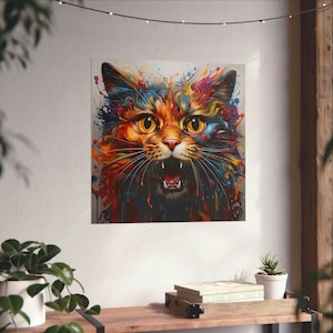 Peut inclure: Une peinture abstraite colorée d'un visage de chat avec des yeux jaunes brillants et une bouche ouverte. Le chat est entouré d'éclaboussures de peinture dans des tons de bleu, rouge, orange et jaune.