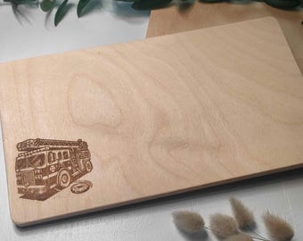 Planche à petit-déjeuner camion de pompier accessoires pompiers planche à découper en bois gravure personnalisée - cadeau pour pompiers
