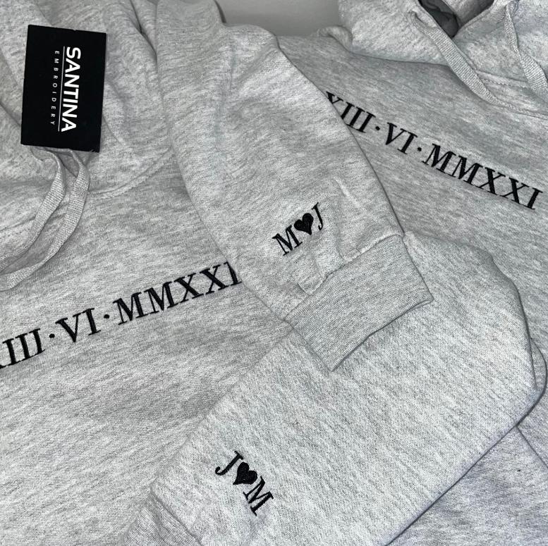 Felpa con cappuccio con numeri romani ricamati personalizzati. Regali