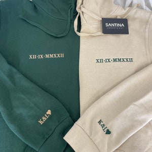 Sweat à capuche assorti avec chiffres romains brodés, sweats à capuche personnalisés pour couple avec date d'anniversaire, initiales personnalisées avec pull à manches coeur, cadeau petit ami image 1