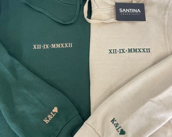 Sweat à capuche assorti avec chiffres romains brodés, sweats à capuche personnalisés pour couple avec date d'anniversaire, initiales personnalisées avec pull à manches coeur, cadeau petit ami