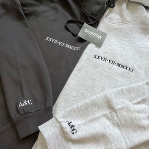 Sudadera con capucha a juego con números romanos bordados, sudadera con capucha personalizada con fecha de aniversario para pareja, jersey con iniciales personalizadas con mangas de corazón, regalo para novio