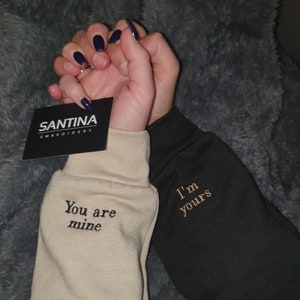 Sweat à capuche brodé pour couple personnalisé, texte personnalisé sur la manche, cadeau d'anniversaire