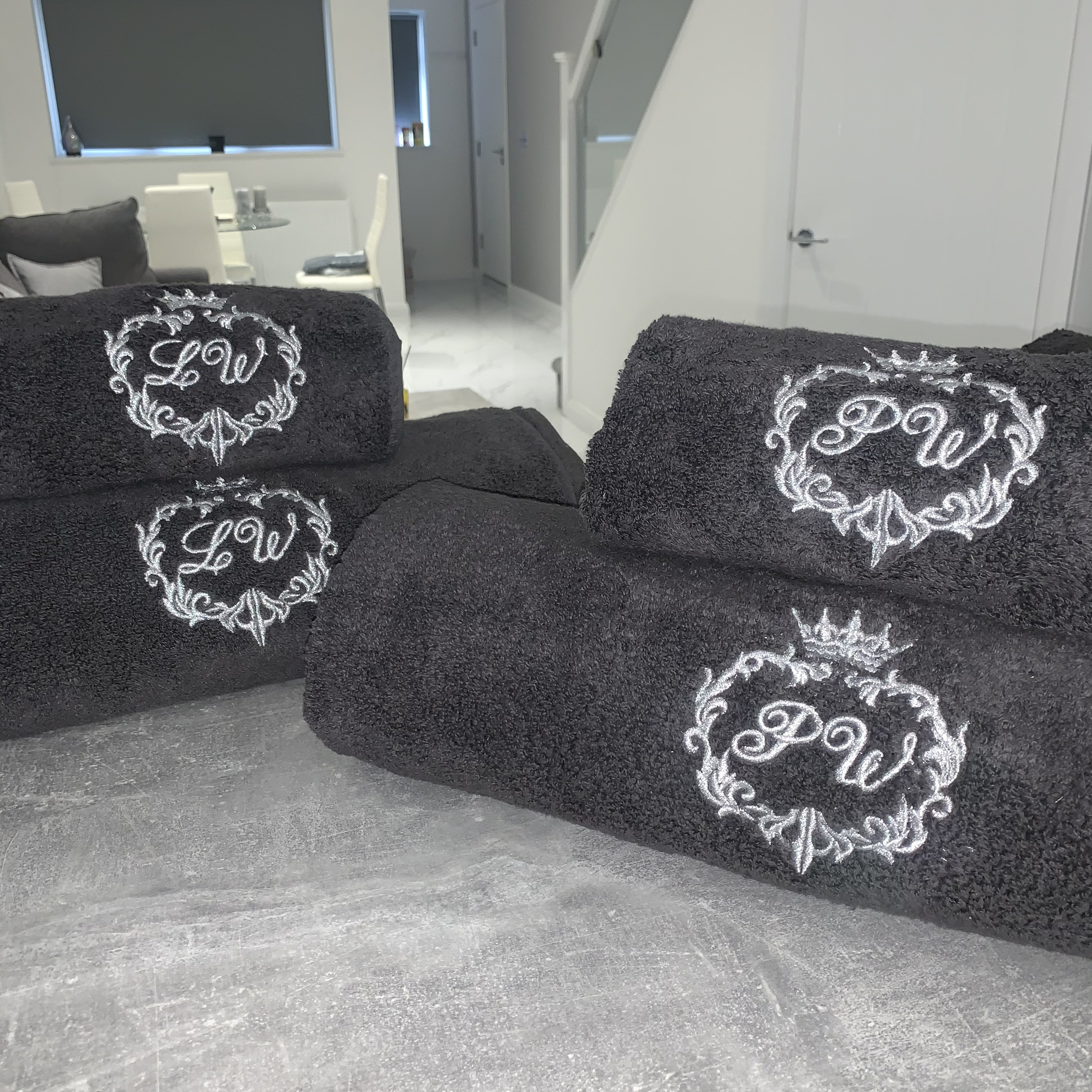 Asciugamano Monogrammato Personalizzato 30x80 Cm - Cotone Turco 100% Con Corona E Iniziale T Ricamata - Regalo Elegante - 2