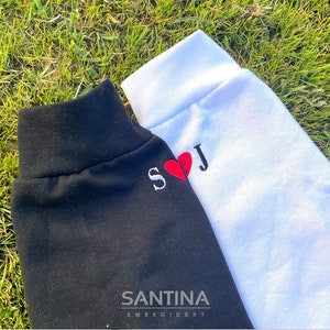 Sudaderas con capucha de pareja bordadas a juego para novio novia, corazón de iniciales en la manga, regalo de cumpleaños de aniversario, pareja de pareja suya