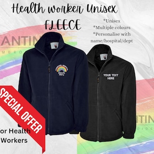 Könnte beinhalten: Zwei schwarze Fleecejacken mit Reißverschlüssen. Eine Jacke hat ein Regenbogenlogo mit dem Text "Liverpool Hospital" und "Alder Hey Mary". Die andere Jacke hat den Text "Ihr Text hier". Die Jacken befinden sich auf einem Regenbogenhintergrund mit dem Text "Gesundheitsarbeiter Unisex Fleece" und "Sonderangebot für Gesundheitsarbeiter".