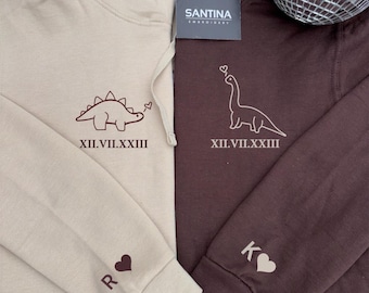 Sweats à capuche brodés pour couples assortis au sweat à capuche dinosaure, Saint-Valentin chiffres romains et initiales de date personnalisés sur la manche, cadeau d'anniversaire assorti