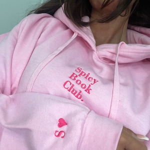 Personalisiertes besticktes Bücherwurm Sweatshirt, Lese Hoodie, literarisches Geschenk, Bücherwurm, Student, Bücherliebhaber besticktes Sweatshirt Hoodie Smut