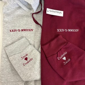 Sudadera con capucha a juego con números romanos bordados, sudadera con capucha personalizada con fecha de aniversario para pareja, jersey con iniciales personalizadas con mangas de corazón, regalo para novio