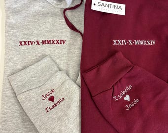 Sweat à capuche assorti avec chiffres romains brodés, sweats à capuche personnalisés pour couple avec date d'anniversaire, initiales personnalisées avec pull à manches coeur, cadeau petit ami