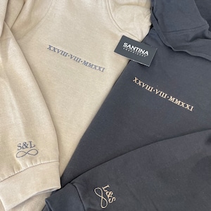 Sweat à capuche assorti avec chiffres romains brodés, sweats à capuche personnalisés pour couple avec date d'anniversaire, initiales personnalisées avec pull à manches coeur, cadeau petit ami image 7