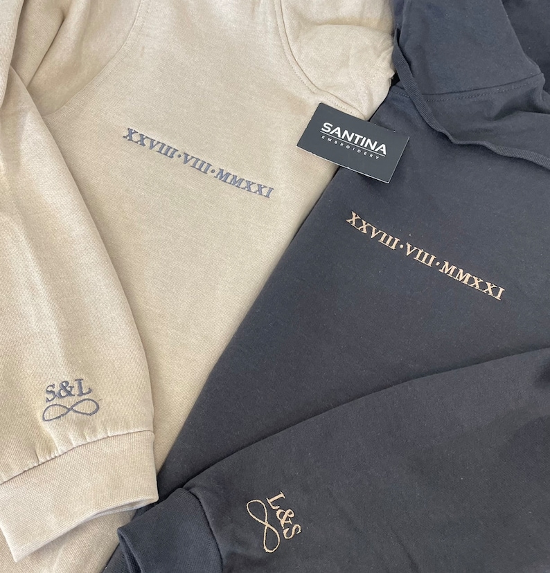 Sweat à capuche assorti avec chiffres romains brodés, sweats à capuche personnalisés pour couple avec date d'anniversaire, initiales personnalisées avec pull à manches coeur, cadeau petit ami image 7