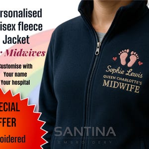Könnte beinhalten: Marineblaue Unisex-Fleecejacke mit Reißverschluss. Die Jacke ist mit dem Namen einer Hebamme, dem Wort "MIDWIFE" und Babyfüßen bestickt. Der Text "Personalised Unisex fleece Jacket For Midwives" ist ebenfalls sichtbar.