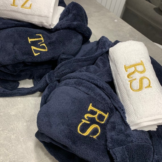 Set regalo di asciugamani da bagno blu navy personalizzato ricamato di  lusso. vestaglia personalizzata unisex in pile. Le coppie regalano lui e lei  -  Italia