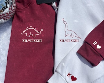 Sweats à capuche brodés Dino chiffres romains, sweats assortis. cadeau Saint-Valentin pour les couples. Sweat à capuche initiale sur la manche, dinosaure