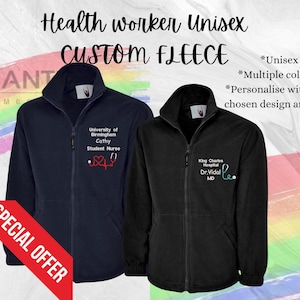Könnte beinhalten: Zwei Unisex-Fleecejacken, eine marineblaue und eine schwarze, mit gestickten Texten und Designs. Die marineblaue Jacke hat Text und ein Herz- und Stethoskop-Design. Die schwarze Jacke hat Text und ein Stethoskop-Design. Das Bild enthält den Text "Health worker Unisex CUSTOM FLEECE".