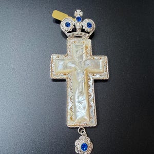 Cruz pectoral hecha a mano, bañada en plata y con detalles de marfil. imagen 4