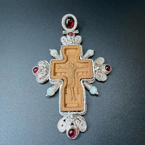 Puede incluir: Una taza de cer&aacute;mica blanca con un asa negra y el texto "But First, Coffee" en negro y negrita. La taza est&aacute; sobre una superficie de madera. La taza mide aproximadamente 10 cm de alto.