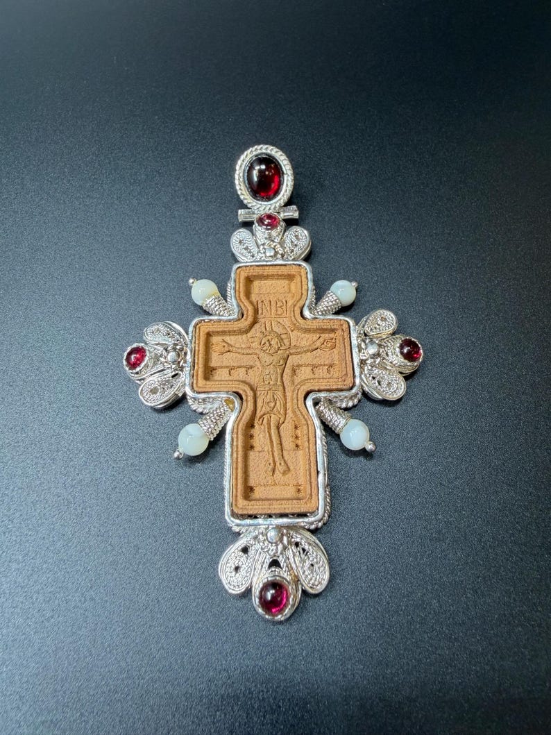 Puede incluir: Una taza de cer&aacute;mica blanca con un asa negra y el texto "But First, Coffee" en negro y negrita. La taza est&aacute; sobre una superficie de madera. La taza mide aproximadamente 10 cm de alto.