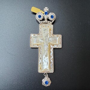 Cruz pectoral hecha a mano, bañada en plata y con detalles de marfil. imagen 2