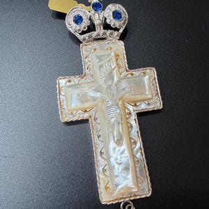 Cruz pectoral hecha a mano, bañada en plata y con detalles de marfil. imagen 3