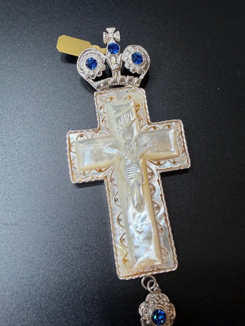 Cruz pectoral hecha a mano, bañada en plata y con detalles de marfil. imagen 3