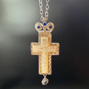 Cruz pectoral hecha a mano, bañada en plata y con detalles de marfil. imagen 1