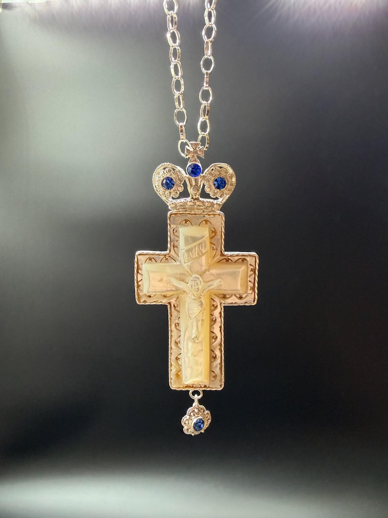 Cruz pectoral hecha a mano, bañada en plata y con detalles de marfil. imagen 1