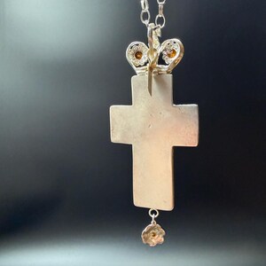 Cruz pectoral hecha a mano, bañada en plata y con detalles de marfil. imagen 5