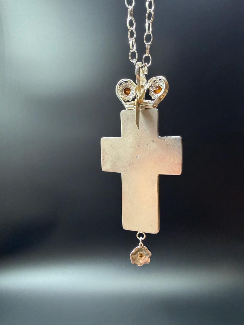 Cruz pectoral hecha a mano, bañada en plata y con detalles de marfil. imagen 5
