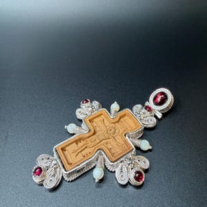 Puede incluir: Un juego de tres cuencos de cer&aacute;mica anidados en tonos azules, verdes y blancos. Los cuencos presentan un esmalte moteado y un dise&ntilde;o sencillo y moderno. El cuenco m&aacute;s grande mide aproximadamente 15 cm de di&aacute;metro.