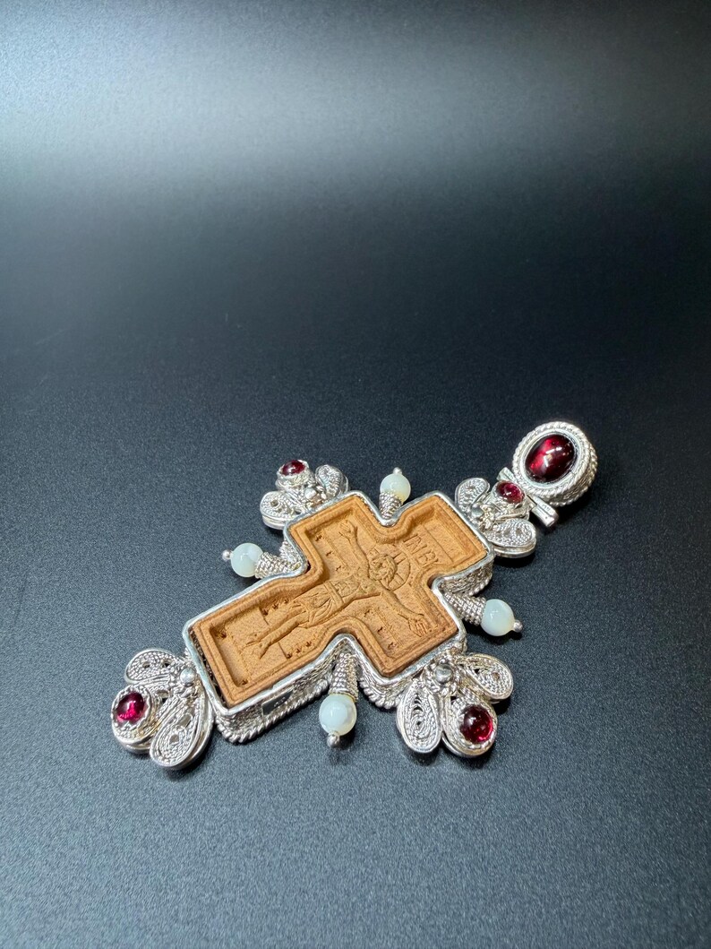 Puede incluir: Un juego de tres cuencos de cer&aacute;mica anidados en tonos azules, verdes y blancos. Los cuencos presentan un esmalte moteado y un dise&ntilde;o sencillo y moderno. El cuenco m&aacute;s grande mide aproximadamente 15 cm de di&aacute;metro.