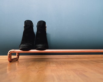 Smal koperen schoenenrek in industrieel design, open metalen schoenenopbergrek, alternatief schoenenkastje